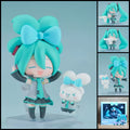 Hatsune Miku × Cinnamoroll chibi action figure – 10 cm PVC collectible with turquoise hair, oversized bow, Cinnamoroll companion and clear display base.