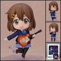 K-ON! Yui Hirasawa chibi action figure – 10 cm PVC anime figure with school uniform, electric guitar and interchangeable display parts.